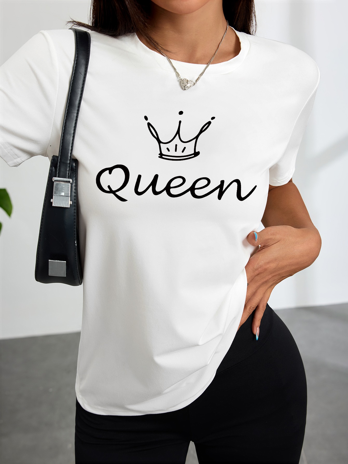 Queen Street Fashion - تي شيرت نسائي أبيض بطباعة تاج