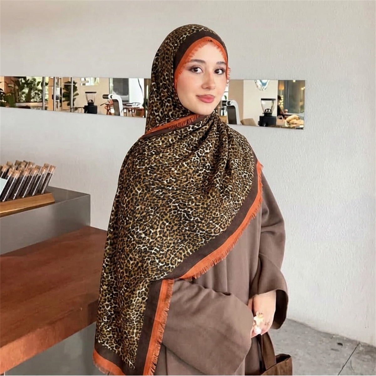 Street Fashion Hijab - وشاح حجاب بنقشة الفهد الكلاسيكية، ناعم