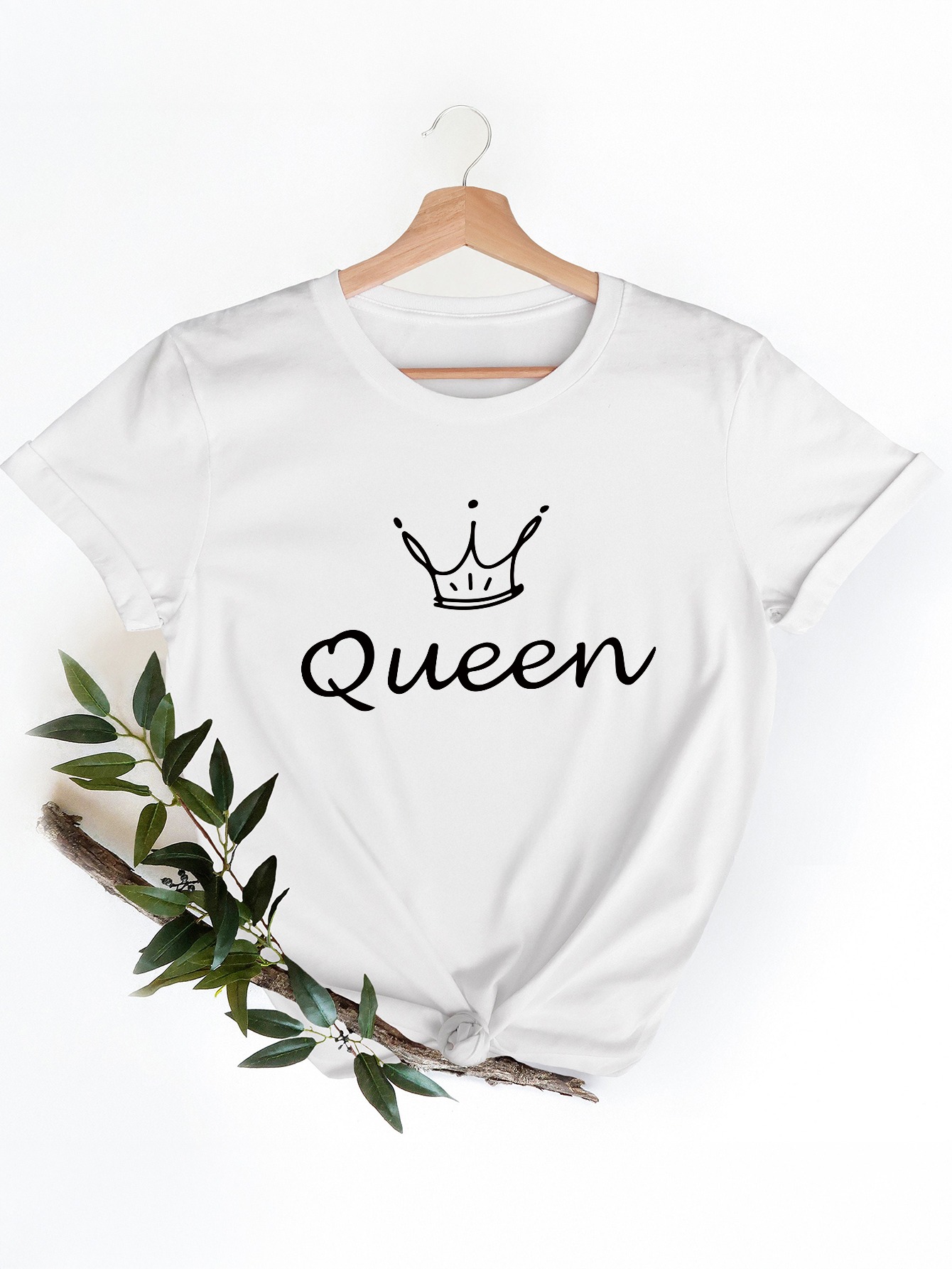تي شيرت نسائي أبيض بطباعة تاج  - مراجعة Queen Street Fashion وسعره