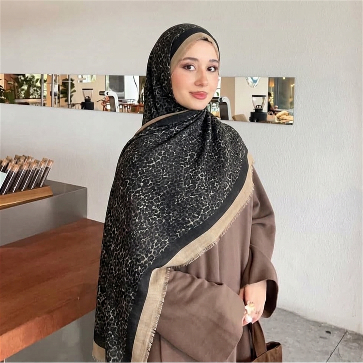 وشاح حجاب بنقشة الفهد الكلاسيك - مراجعة Street Fashion Hijab وسعره